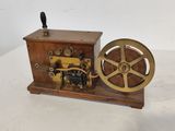 une petite machine posée sur une table