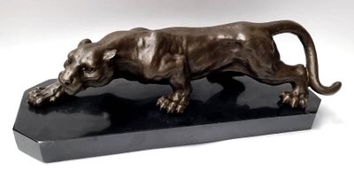 sculpture en bronze représentant une panthère sur un socle en marbre noir