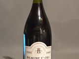 une bouteille de vin posée sur une table