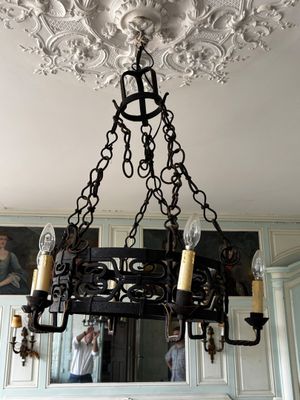un lustre suspendu au plafond d'une pièce