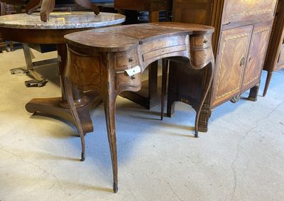 un bureau sur lequel est posé un miroir, dans une pièce