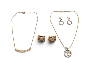 trois bijoux, à savoir un collier, des boucles d'oreilles et une bague