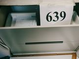 une boîte sur laquelle est inscrit un numéro, posée sur un lit