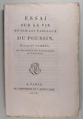 un vieux livre posé sur une table à côté d'un mur