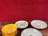 quatre assiettes et un bol posés sur une table avec un fond rouge