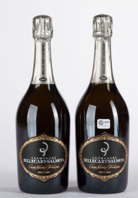Deux bouteilles de champagne sont posées l'une à côté de l'autre sur une table.