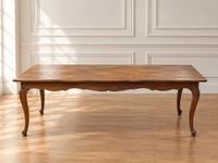 Table en bois fruitier reposant sur quatre pieds galbés. (photo 2)