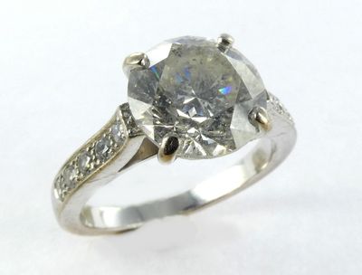 une image d'une bague en diamant sur fond blanc