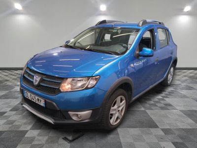 une photo d'une dacia bleue garée dans un garage