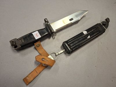 BAIONNETTE AK 47 avec son fourreau.