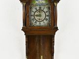 une horloge accrochée au mur et ornée d'anges