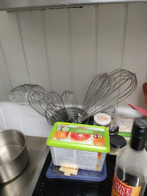 un plan de travail de cuisine sur lequel se trouvent une plaque de cuisson et divers ustensiles de cuisine