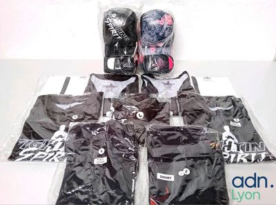 plusieurs paires de gants de boxe, des gants et un sac de t-shirts