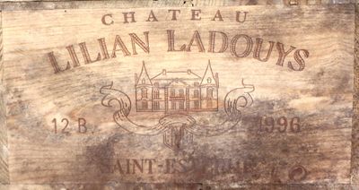 une boîte en bois sur laquelle est accrochée une pancarte indiquant « Lilian Lados »