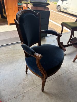 une chaise bleue posée devant une fenêtre