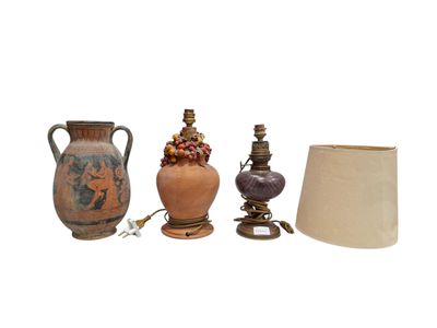 trois vases et une lampe sur fond blanc