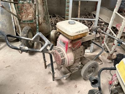 un petit moteur posé au milieu d'un tas de ferraille