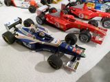 une multitude de petites voitures de course exposées sur une table