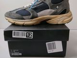 un gros plan d'une paire de baskets posée sur une boîte