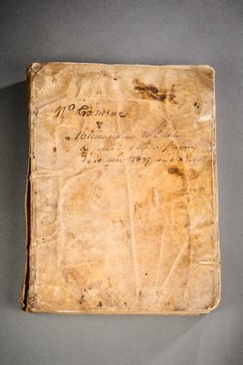 un vieux livre posé sur une table, à côté d'une paire de ciseaux