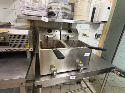 deux friteuses posées sur une table dans une cuisine