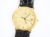 un gros plan d'une montre en or avec un bracelet en cuir noir