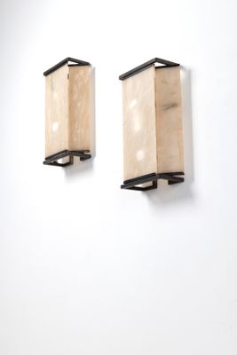 une paire d'appliques murales en forme de cube