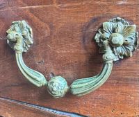 Commode en bois mouluré ouvrant à trois tiroirs, repose sur … (photo 5)