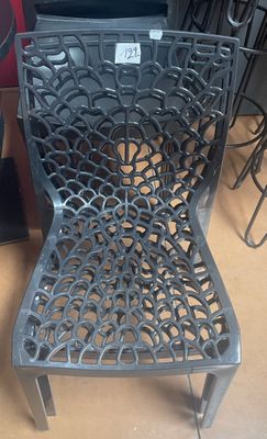 une chaise en métal posée par terre