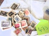 une pile de timbres posée sur une table, avec une étiquette indiquant le prix