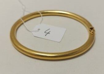 gros plan d'une bague en or portant une étiquette de prix