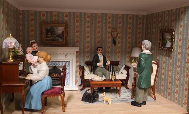 Diorama. Composition miniature, dans une vitrine en bois, vitre e...