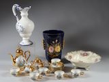 de nombreux types de vases et de bols sur la table