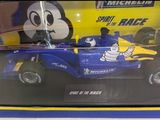 une petite voiture bleue sur laquelle figure un personnage de dessin animé