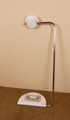 une lampe qui se trouve sur un support dans une pièce