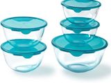 un lot de quatre bols en verre avec couvercles, sur fond blanc