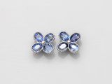 une paire de boucles d'oreilles en saphir bleu et diamants