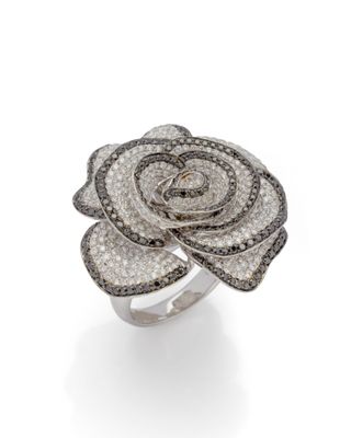 une bague en or blanc sertie d'un diamant en forme de rose