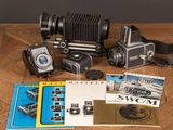 beaucoup de vieux appareils photo et de livres sur la table