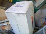 une pile de boîtes et d'autres objets dans une pièce