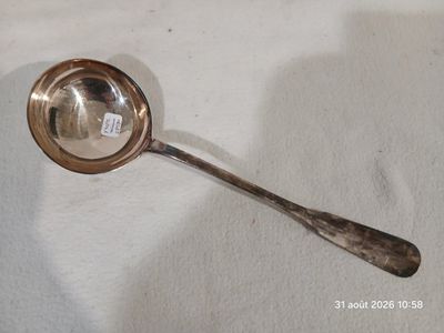 une cuillère posée sur une table