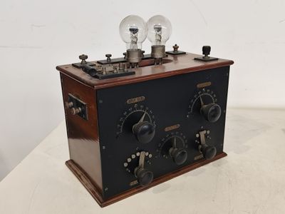 une radio à l'ancienne posée sur une table
