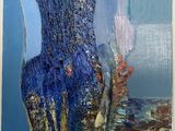 un tableau représentant un vase bleu contenant des fleurs