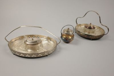 paire de plateaux plaqués argent avec poignées