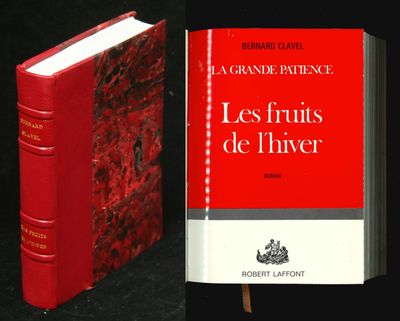 Le livre rouge est posé sur une table noire, à côté d'un livre rouge.
