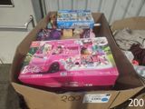 une boîte en carton contenant de nombreuses poupées Barbie