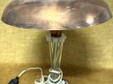 une lampe posée sur une table à côté d'un cordon