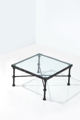 table basse rectangulaire en verre avec des pieds en métal et un plateau en verre