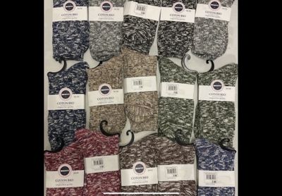 les nombreuses paires de chaussettes exposées dans un magasin