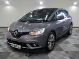 la voiture grise est garée sur un sol en damier dans le garage